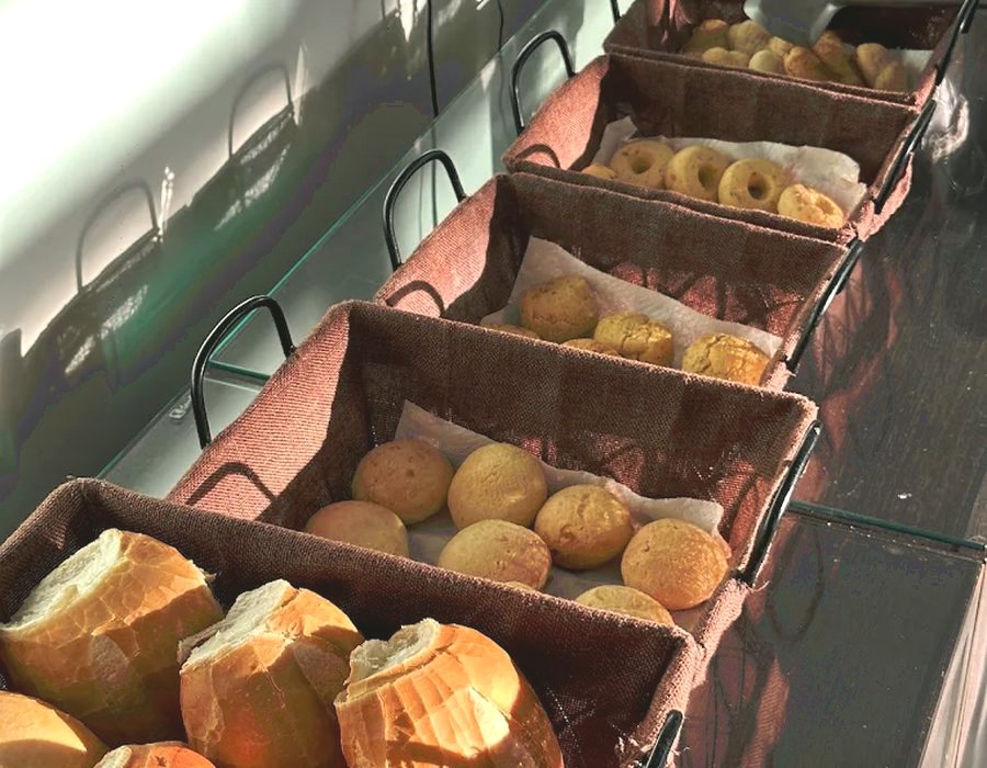 Cestos com pão de queijo caseiro