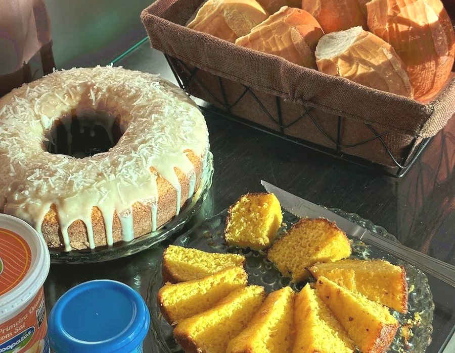 Bolos caseiros servidos na mesa do café