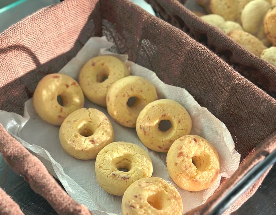 Rosquinhas caseiras saindo do forno
