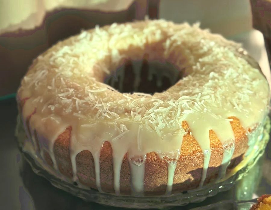 Bolo de coco inteiro no prato