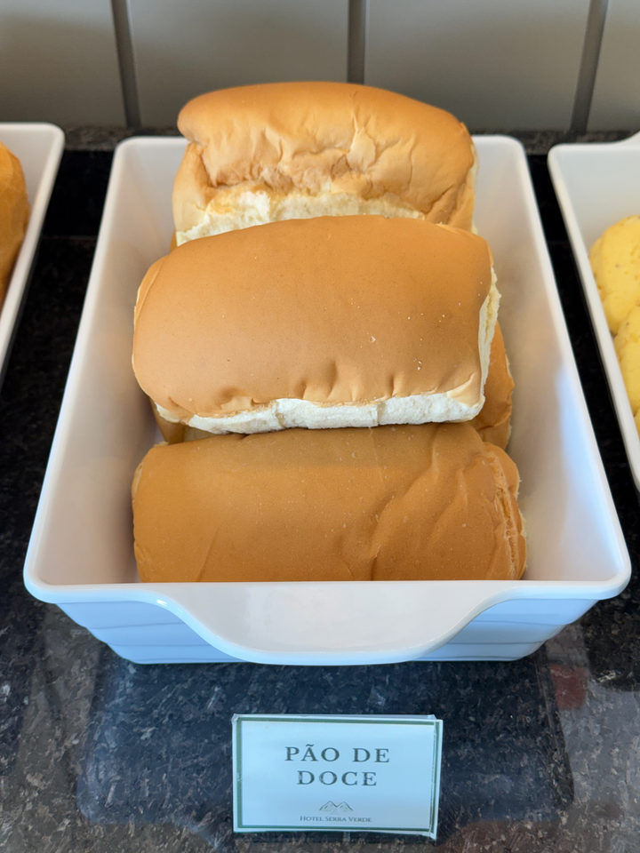 Travessa de pão doce, com a plaquinha na bancada
