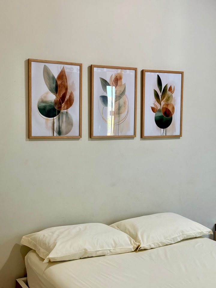 Três quadros botânicos acima da cama de casal