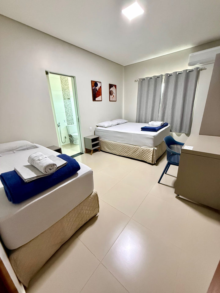 Apartamento amplo com cama queen de enxoval azul e cama de solteiro