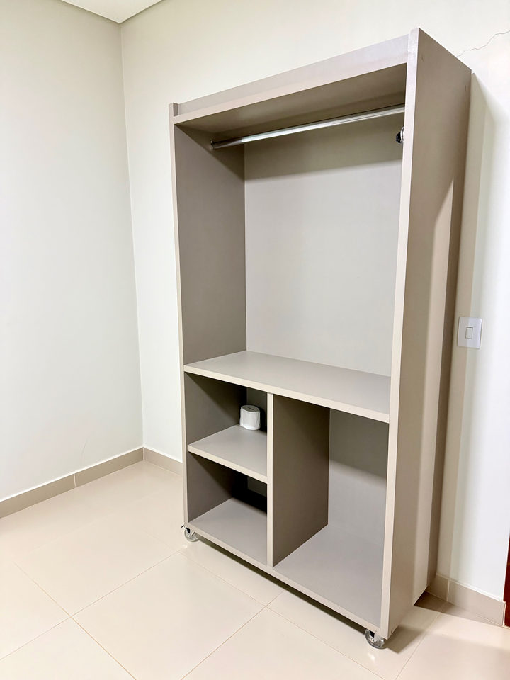 Guarda-roupa vazado aberto, em laca branca