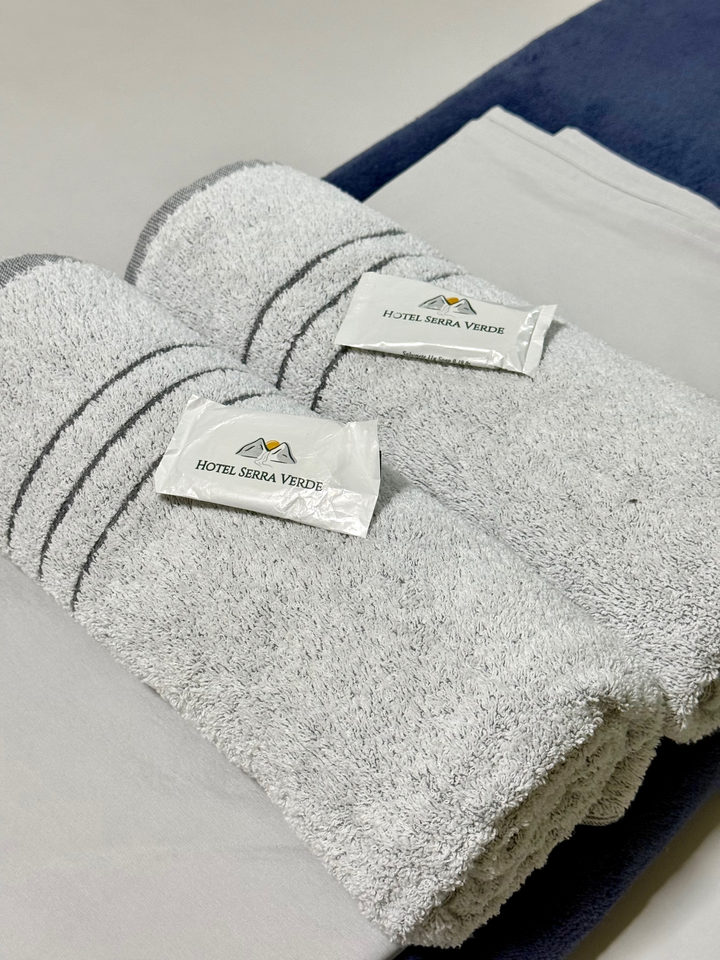 Toalhas enroladas com a etiqueta do Hotel Serra Verde