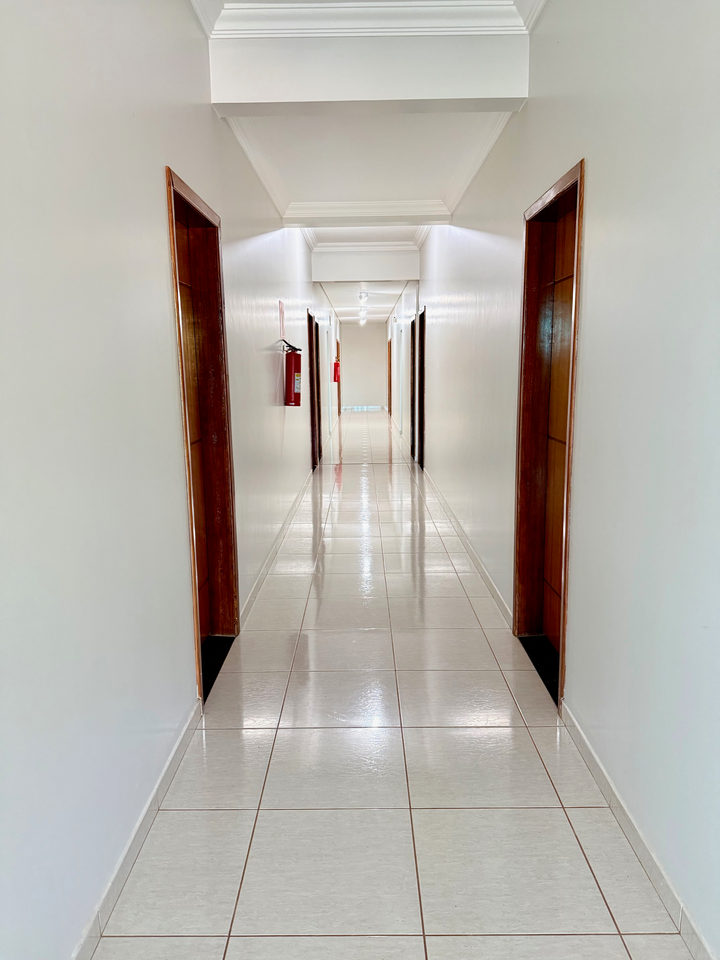 Corredor dos apartamentos visto de ponta a ponta