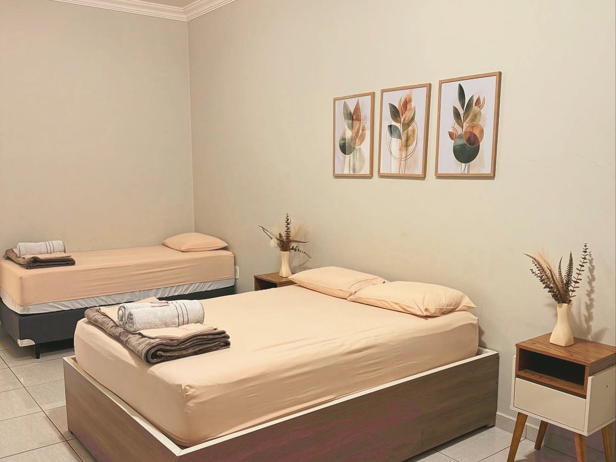 Apartamento com uma cama de casal e uma de solteiro