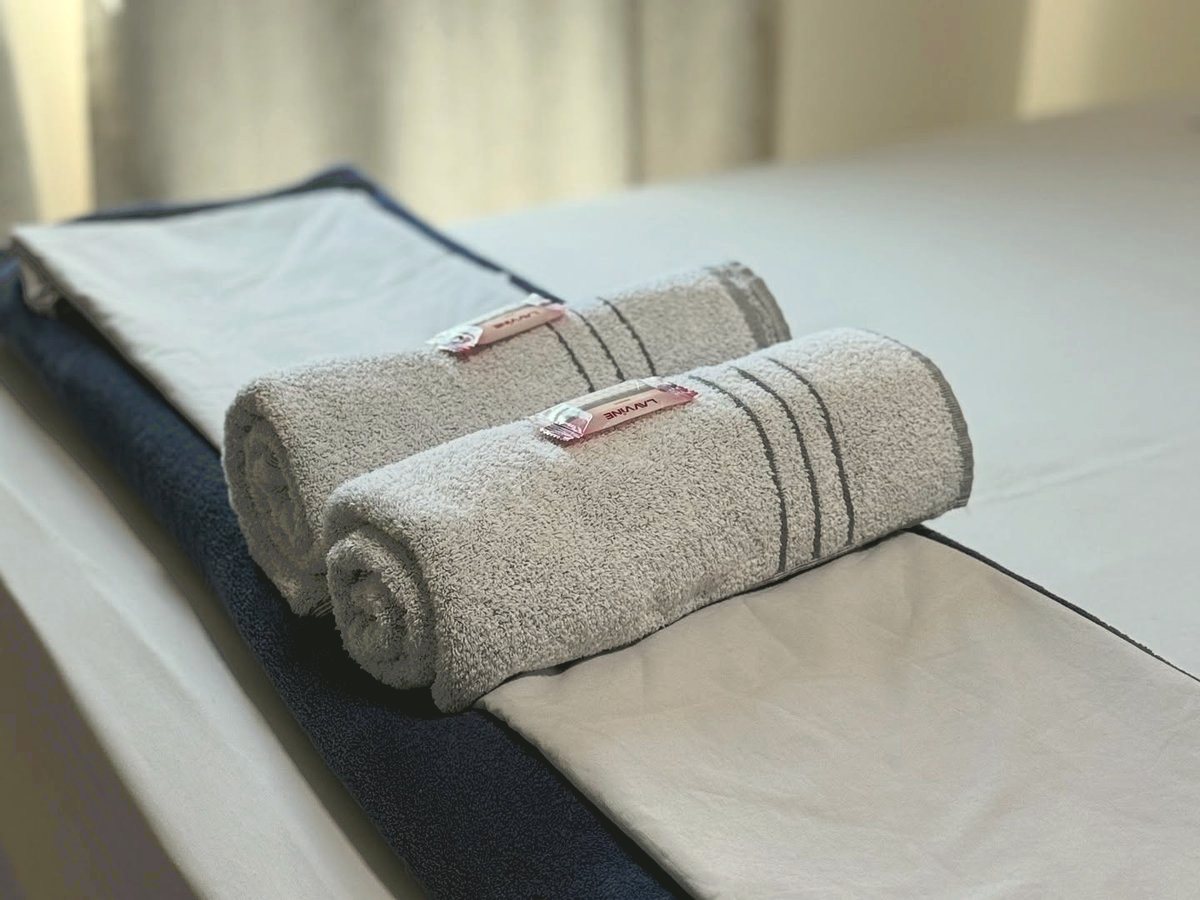 Cama arrumada com o enxoval do hotel
