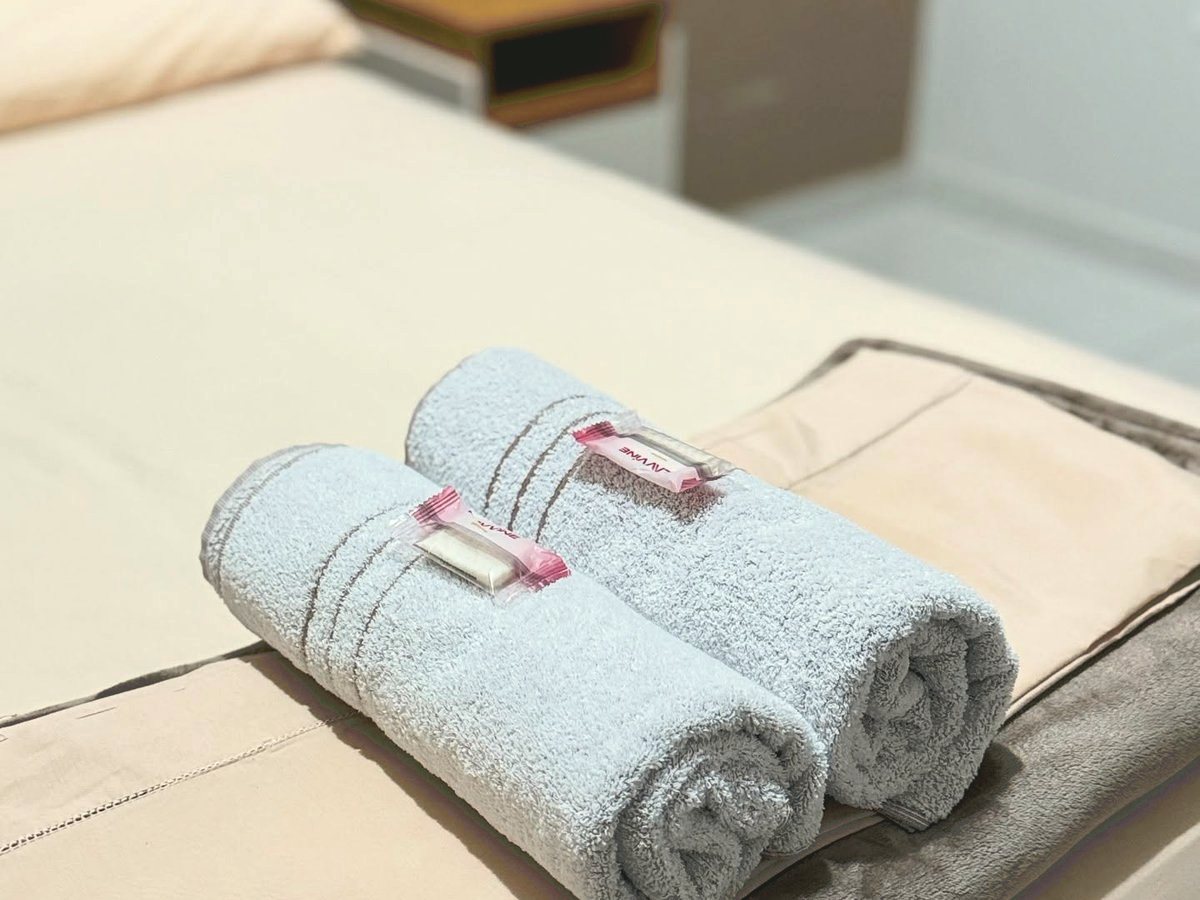 Cama arrumada com o enxoval do hotel