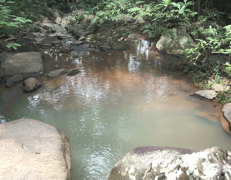 Poço de água na Princesinha, cercado de pedras