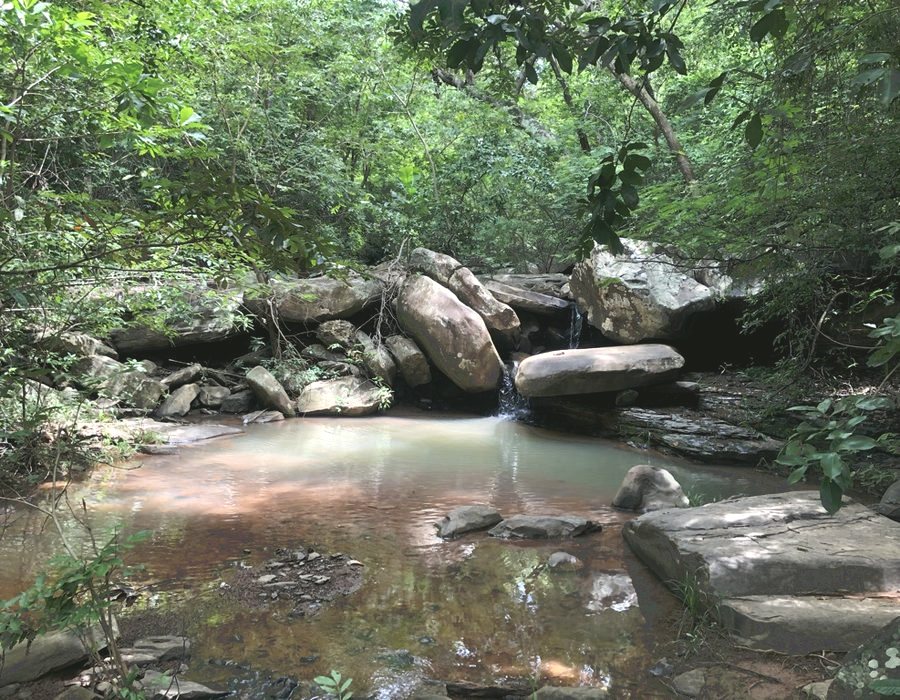 Riacho da Princesinha correndo entre pedras grandes